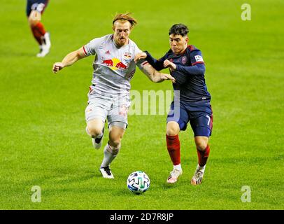 Chicago, USA, 24. Oktober 2020. Major League Soccer (MLS) New York Red Bulls Verteidiger Tim Parker (26) kämpft für den Ball gegen Chicago Fire FC Mittelfeldspieler Ignacio Aliseda (7) im Soldier Field in Chicago, IL, USA. Das Spiel endete in einem Gleichstand von 2-2. Kredit: Tony Gadomski / Alle Sport Imaging / Alamy Live Nachrichten Stockfoto