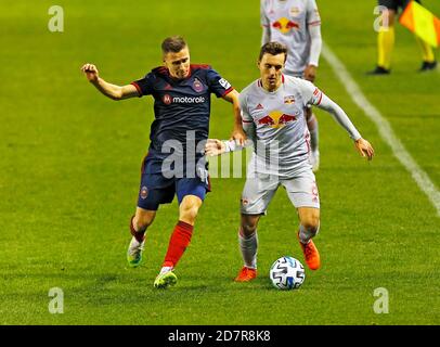 Chicago, USA, 24. Oktober 2020. Major League Soccer (MLS) Chicago Fire FC Mittelfeldspieler Przemyslaw Frankowski (11) kämpft für den Ball gegen den New Yorker Red Bulls Mittelfeldspieler Jared Stroud (8) im Soldier Field in Chicago, IL, USA. Das Spiel endete in einem Gleichstand von 2-2. Kredit: Tony Gadomski / Alle Sport Imaging / Alamy Live Nachrichten Stockfoto