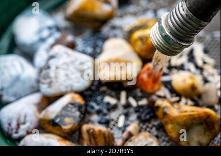 Letzter Schritt bei der Reinigung polierter Steine - gemeinsames Hobby Stockfoto