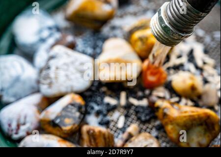 Letzter Schritt bei der Reinigung polierter Steine - gemeinsames Hobby Stockfoto