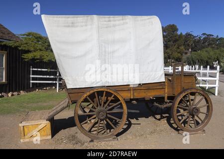 Isolierte Nachbildung des Vintage Old West Pioneer Wagon mit Pferdegezogenem Bühnenwagen in der historischen Altstadt von San Diego, Kalifornien Stockfoto