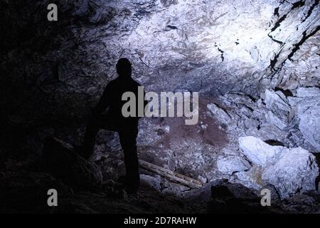 Uftrungen, Deutschland. Oktober 2020. Bernd Ohlendorf vom Landesreferenzzentrum für Fledermausschutz Sachsen-Anhalt sucht Fledermäuse in der Heimkehle. (Zu dpa '2020 besseres Jahr für Fledermäuse - noch zu trocken') Quelle: Klaus-Dietmar Gabbert/dpa-Zentralbild/dpa/Alamy Live News Stockfoto