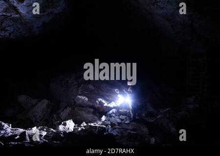 Uftrungen, Deutschland. Oktober 2020. Bernd Ohlendorf vom Landesreferenzzentrum für Fledermausschutz Sachsen-Anhalt sucht Fledermäuse in der Heimkehle. (Zu dpa '2020 besseres Jahr für Fledermäuse - noch zu trocken') Quelle: Klaus-Dietmar Gabbert/dpa-Zentralbild/dpa/Alamy Live News Stockfoto
