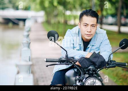 Seriöse gut aussehende Motorradfahrer Stockfoto