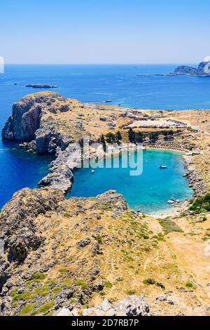 Küstenansicht der Strände von St. Paul's Bay, Lindos, Rhodos, Dodekanes, Griechenland Stockfoto