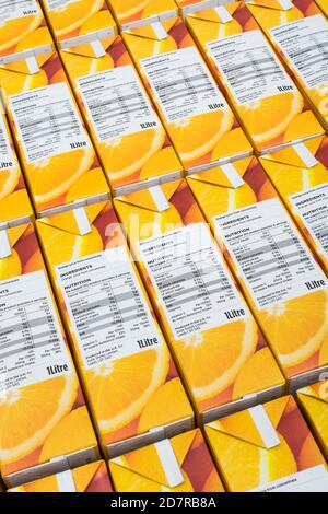 ASDA Orangensaft Nährwertkennzeichnung: Zeigt Zucker / Kohlenhydratgehalt. Für Lebensmittelverpackungen, Lebensmitteletiketten, Lebensmittelkennzeichnung, Lebensmittelzutaten, 1 von 5 Stockfoto