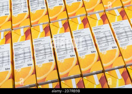 ASDA Orangensaft Nährwertkennzeichnung: Zeigt Zucker / Kohlenhydratgehalt. Für Lebensmittelverpackungen, Lebensmitteletiketten, Lebensmittelkennzeichnung, Lebensmittelzutaten, 1 von 5 Stockfoto