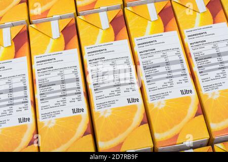 ASDA Orangensaft Nährwertkennzeichnung: Zeigt Zucker / Kohlenhydratgehalt. Für Lebensmittelverpackungen, Lebensmitteletiketten, Lebensmittelkennzeichnung, Lebensmittelzutaten, 1 von 5 Stockfoto