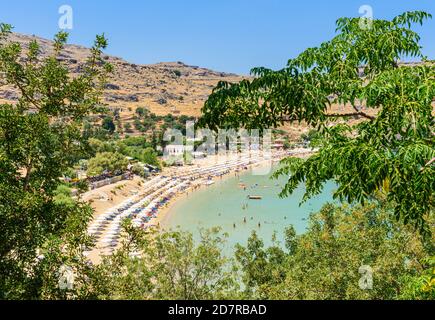 Von Bäumen umrahmter Blick auf Lindos Town Beach, Lindos, Rhodos, Dodekanes, Griechenland Stockfoto