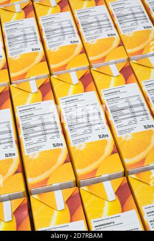 ASDA Orangensaft Nährwertkennzeichnung: Zeigt Zucker / Kohlenhydratgehalt. Für Lebensmittelverpackungen, Lebensmitteletiketten, Lebensmittelkennzeichnung, Lebensmittelzutaten, 1 von 5 Stockfoto