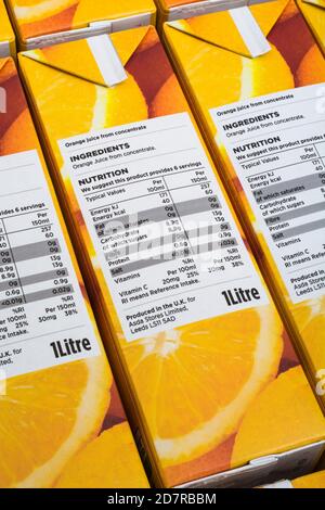 ASDA Orangensaft Nährwertkennzeichnung: Zeigt Zucker-/Kohlenhydratgehalt an. Für Lebensmittelverpackungen, Lebensmitteletiketten, Lebensmittelkennzeichnung, Lebensmittelzutaten, 1 von 5 Stockfoto