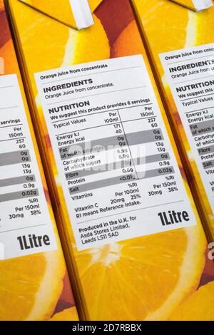 ASDA Orangensaft Nährwertkennzeichnung: Zeigt Zucker / Kohlenhydratgehalt. Für Lebensmittelverpackungen, Lebensmitteletiketten, Lebensmittelkennzeichnung, Lebensmittelzutaten, 1 von 5 Stockfoto