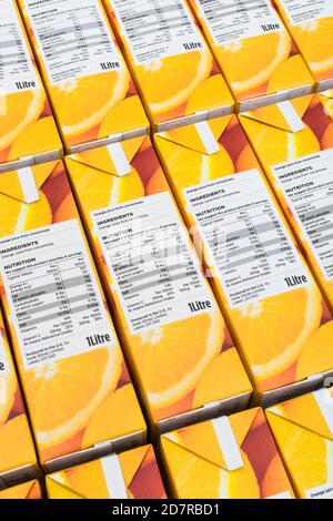 ASDA Orangensaft Nährwertkennzeichnung: Zeigt Zucker-/Kohlenhydratgehalt an. Für Lebensmittelverpackungen, Lebensmitteletiketten, Lebensmittelkennzeichnung, Lebensmittelzutaten, 1 von 5 Stockfoto