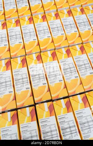 ASDA Orangensaft Nährwertkennzeichnung: Zeigt Zucker / Kohlenhydratgehalt. Für Lebensmittelverpackungen, Lebensmitteletiketten, Lebensmittelkennzeichnung, Lebensmittelzutaten, 1 von 5 Stockfoto