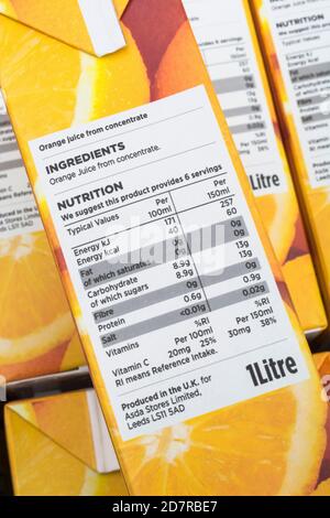 ASDA Orangensaft Nährwertkennzeichnung: Zeigt Zucker / Kohlenhydratgehalt. Für Lebensmittelverpackungen, Lebensmitteletiketten, Lebensmittelkennzeichnung, Lebensmittelzutaten, 1 von 5 Stockfoto