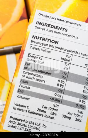 ASDA Orangensaft Nährwertkennzeichnung: Zeigt Zucker / Kohlenhydratgehalt. Für Lebensmittelverpackungen, Lebensmitteletiketten, Lebensmittelkennzeichnung, Lebensmittelzutaten, 1 von 5 Stockfoto