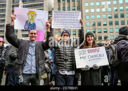 Demonstranten hielten Plakate, die ihre Meinung während der Demonstration zum Ausdruck brachten.Tausende Frauen und ihre Verbündeten marschierten zur Unterstützung des Frauenmarsches in Washington. Stockfoto