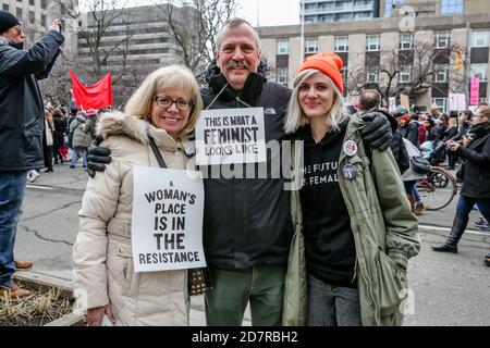 Demonstranten mit Plakaten, die ihre Meinung während der Demonstration zum Ausdruck brachten.Tausende Frauen und ihre Verbündeten marschierten zur Unterstützung des Frauenmarsches in Washington. Stockfoto