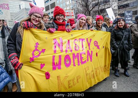 Demonstranten hielten während der Demonstration ein Transparent, auf dem ihre Meinung zum Ausdruck kam.Tausende Frauen und ihre Verbündeten marschierten zur Unterstützung des Marsches der Frauen in Washington. Stockfoto