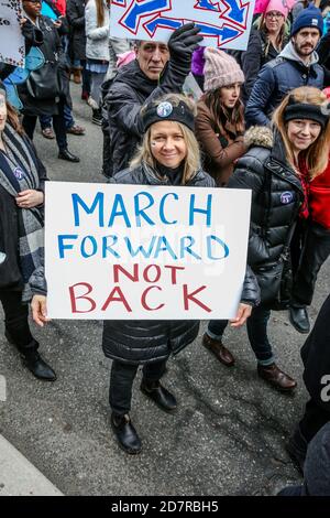 Eine Protesterin mit einem Plakat, das ihre Meinung während der Demonstration zum Ausdruck brachte.Tausende Frauen und ihre Verbündeten marschierten zur Unterstützung des Marsches der Frauen in Washington. Stockfoto