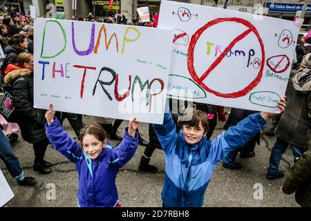 Zwei Kinder hielten während der Demonstration Anti-Trump-Zeichen auf Plakaten.Tausende Frauen und ihre Verbündeten marschierten zur Unterstützung des Marsches der Frauen in Washington. Stockfoto