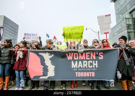 Demonstranten hielten während der Demonstration ein Transparent, auf dem ihre Meinung zum Ausdruck kam.Tausende Frauen und ihre Verbündeten marschierten zur Unterstützung des Marsches der Frauen in Washington. Stockfoto