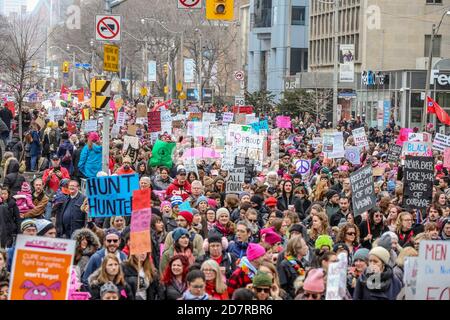 Toronto, Kanada. Januar 2017. Tausende von Frauen und ihre Verbündeten marschierten zur Unterstützung des Marsches der Frauen in Washington. Quelle: Shawn Goldberg/SOPA Images/ZUMA Wire/Alamy Live News Stockfoto