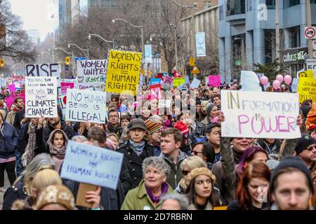 Toronto, Kanada. Januar 2017. Tausende von Frauen und ihre Verbündeten marschierten zur Unterstützung des Marsches der Frauen in Washington. Quelle: Shawn Goldberg/SOPA Images/ZUMA Wire/Alamy Live News Stockfoto