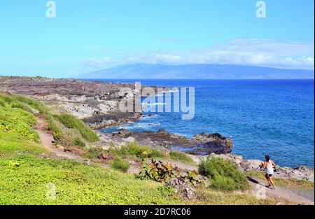 Junge Frau läuft entlang kapalua Bay Strand in Maui, Hawaii-USA Stockfoto