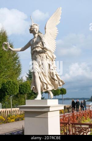 Statue im Burggartengarten rund um Schloss Schwerin, einst Sitz des Herzogtums Mecklenburg. Mecklenburg-Vorpommern, Norddeutschland Stockfoto