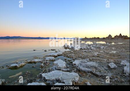 Mono Lake bei Sonnenaufgang Stockfoto