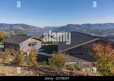 Mit Blick auf die Landschaft in der Columbia River Gorge Hood River Oregon und White Salmon Washington State. Stockfoto