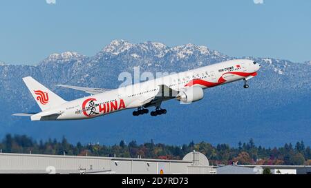 Richmond, British Columbia, Kanada. Okt. 2020. Eine Air China Boeing 777-300ER Jet (B-2006) lackiert in speziellen ''Love China'' Lackierung hebt ab Vancouver International Airport. Quelle: Bayne Stanley/ZUMA Wire/Alamy Live News Stockfoto