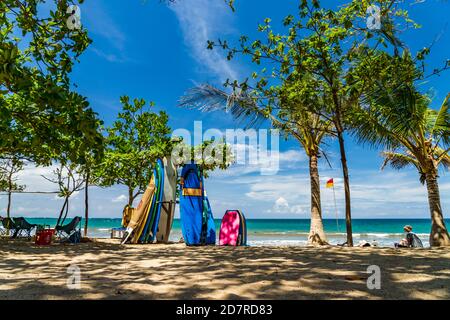 KUTA BALI - INDONESIEN, 7. FEBRUAR : Surfboards am berühmten Strand von Kuta in Bali Indonesien 7. Februar 2020 Stockfoto