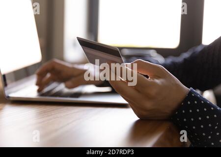 Nahaufnahme einer Frau, die online mit Kreditkarte bezahlt Stockfoto