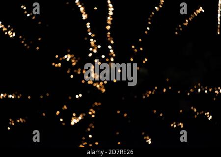 Helle Streifen von Feuerwerk mit Rauch und Bokeh auf schwarzem Hintergrund. Stockfoto