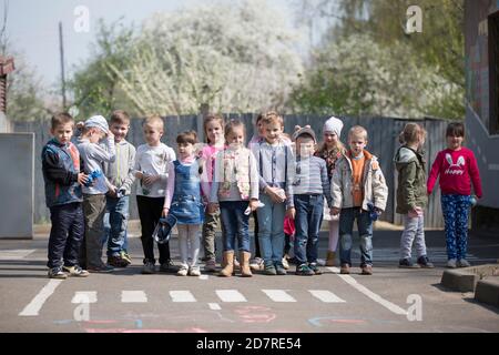 30. Mai 2019 Weißrussland, Gomil. Kindergarten Tag der offenen Tür.EINE Gruppe von russischen Vorschulkinder in einem Kindergarten auf der Straße. Stockfoto