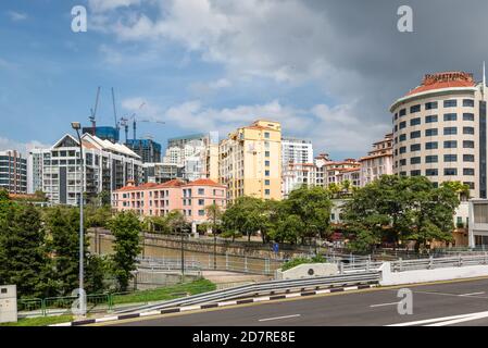 Singapur - 4. Dezember 2019: Straßenszene mit dem Robertson Quay Hotel and Village Residence am Ufer des Singapore River in Singapur. Stockfoto