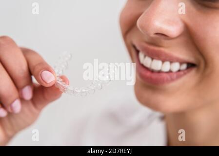 Frau schönes Lächeln, die eine transparente Öffnung Schutz Stockfoto