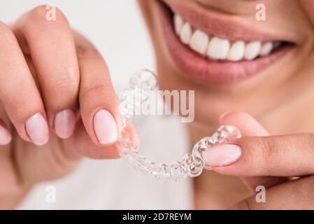Frau schönes Lächeln, die eine transparente Öffnung Schutz Stockfoto