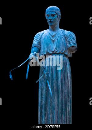 Delphi, Griechenland - Oktober 04 2020: Heniokhos charioteer Bronzestatue im archäologischen Museum von Delphi, Griechenland Stockfoto