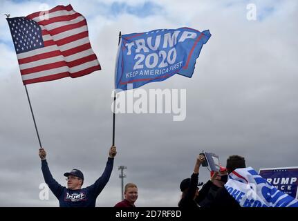 Dallas, Usa. Okt. 2020. Ein Trump-Anhänger winkt Fahnen, während Biden-Anhänger zur Kundgebung in Dallas gehen.Trump-Anhänger hielten eine Gegenkundgebung zur Joe Biden-Kundgebung in Dallas ab etwa 1,000 Trump-Anhänger säumten den Memorial Highway und die Hildebrandt Road, wo Biden den den Veranstaltungsort betreten sollte. Joe Biden ging durch den Hintereingang hinein. Kredit: SOPA Images Limited/Alamy Live Nachrichten Stockfoto