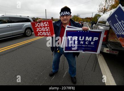 Dallas, Usa. Okt. 2020. Ein Trump-Anhänger mit Plakaten wartet darauf, dass Joe Biden auf dem Weg zu einer Kundgebung in Dallas weitergeht.Trump-Anhänger hielten eine Gegenkundgebung zur Joe Biden-Kundgebung in Dallas ab etwa 1,000 Trump-Anhänger säumten sich entlang der Memorial-Autobahn und der Hildebrandt-Straße, wo Biden einfahren sollte Veranstaltungsort. Joe Biden ging durch den Hintereingang hinein. Kredit: SOPA Images Limited/Alamy Live Nachrichten Stockfoto