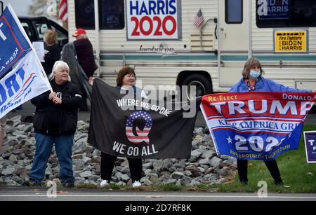 Dallas, Usa. Okt. 2020. Trump-Anhänger mit Transparenten warten darauf, dass Joe Biden auf dem Weg zu einer Kundgebung in Dallas weitergeht.Trump-Anhänger hielten eine Gegenveranstaltung zur Joe Biden-Kundgebung in Dallas ab etwa 1,000 Trump-Anhänger säumten entlang des Memorial Highway und der Hildebrandt Road, wo Biden den den Veranstaltungsort betreten sollte. Joe Biden ging durch den Hintereingang hinein. Kredit: SOPA Images Limited/Alamy Live Nachrichten Stockfoto