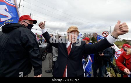 Dallas, Usa. Okt. 2020. Ein Trump-Imitator feuert die Menge an, während er darauf wartet, dass Joe Biden auf dem Weg zu einer Kundgebung in Dallas vorbeikommt.Trump-Anhänger hielten eine Gegenkundgebung zur Joe Biden-Kundgebung in Dallas ab etwa 1,000 Trump-Anhänger säumten den Memorial Highway und die Hildebrandt Road, auf der Biden angeblich war Um den Veranstaltungsort zu betreten. Joe Biden ging durch den Hintereingang hinein. Kredit: SOPA Images Limited/Alamy Live Nachrichten Stockfoto