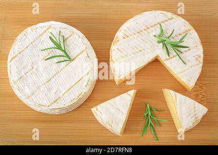 Camembert Käse auf Holzhintergrund mit voller Schärfentiefe. Draufsicht. Flach liegend Stockfoto