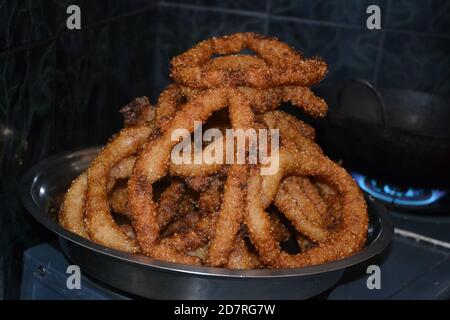 Herstellung von Reisbroten, die in nepalesischer Sprache 'Selroti' genannt werden. Stockfoto