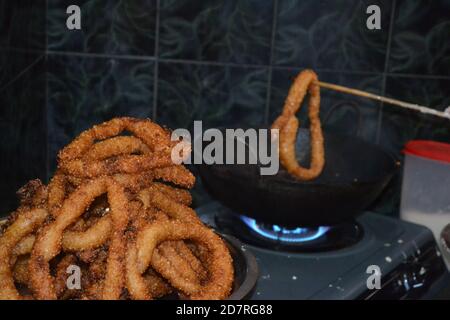 Herstellung von Reisbroten, die in nepalesischer Sprache 'Selroti' genannt werden. Stockfoto