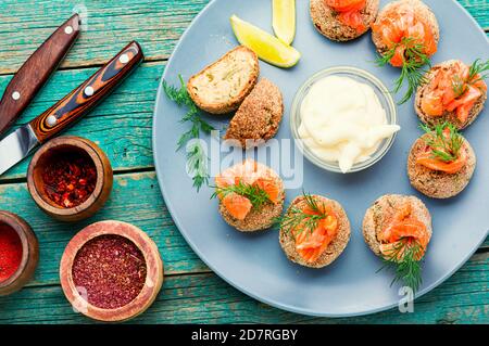 Kabeljau Rogen Fisch Fleischbällchen.Teller mit hausgemachten Lachsschnitzel Stockfoto