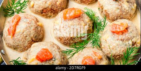 Köstliche hausgemachte Kabeljau Rogen Fisch Fleischbällchen.Fisch-Cutlets mit Lachs dekoriert. Stockfoto